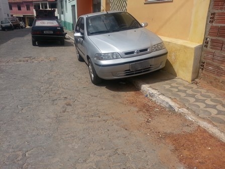 Flagra: Cidadão estaciona veiculo na calçada e impede passagem de pedestres