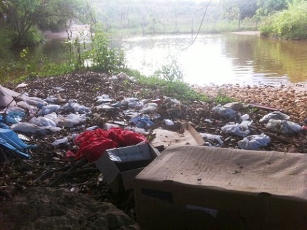 LIXO E ESGOTO TOMA CONTA DE MARGEM DO RIO BRUMADO