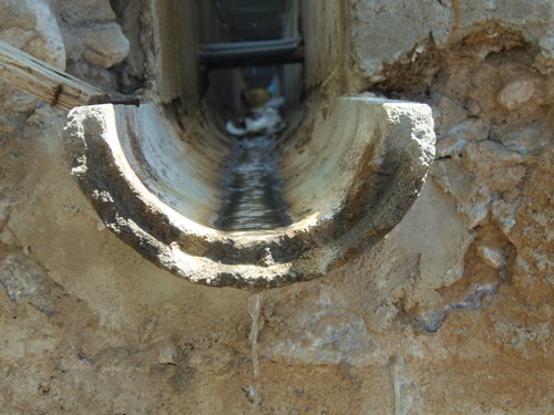 Saúde: 'Bica da Vergonha', água suja, protetor de agulhas e restos de algodão são lançados na área externa no PS do Hospital