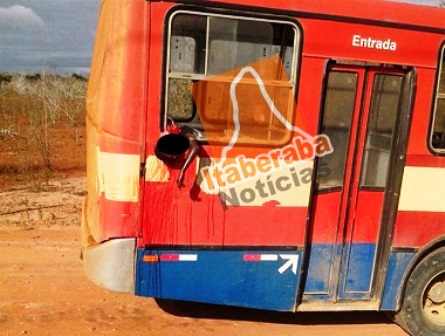 Garoto de 13 anos morre ao colocar a cabeça para fora do ônibus em movimento e bate violentamente contra um poste