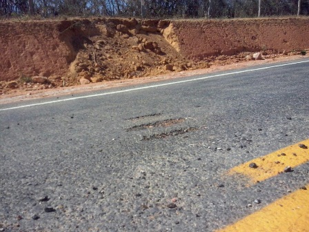 Máquina ao realizar serviços causa estrago na BA - 623 próximo a Maetinga