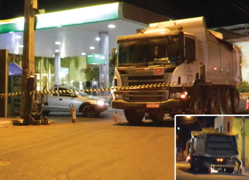 Trabalho perigoso, serviço de soldagem é realizado ao lado de um posto de combustivel