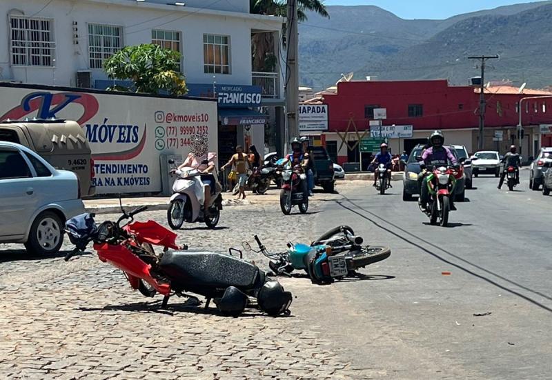Colisão entre duas motocicletas é registrada na Av. Lidemberg Cardoso em Livramento de Nossa Senhora