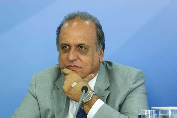Pezão vira alvo de processo de impeachment