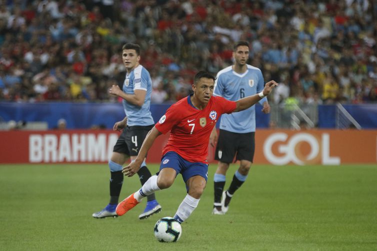 Chile e Peru decidem hoje quem pega o Brasil na final da Copa América
