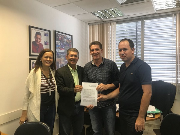 Mirante assina convênios para construção de praça e pavimentação de ruas