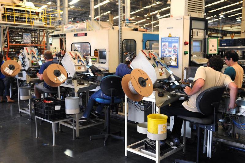 Emprego na indústria fica praticamente estável em agosto, indica CNI