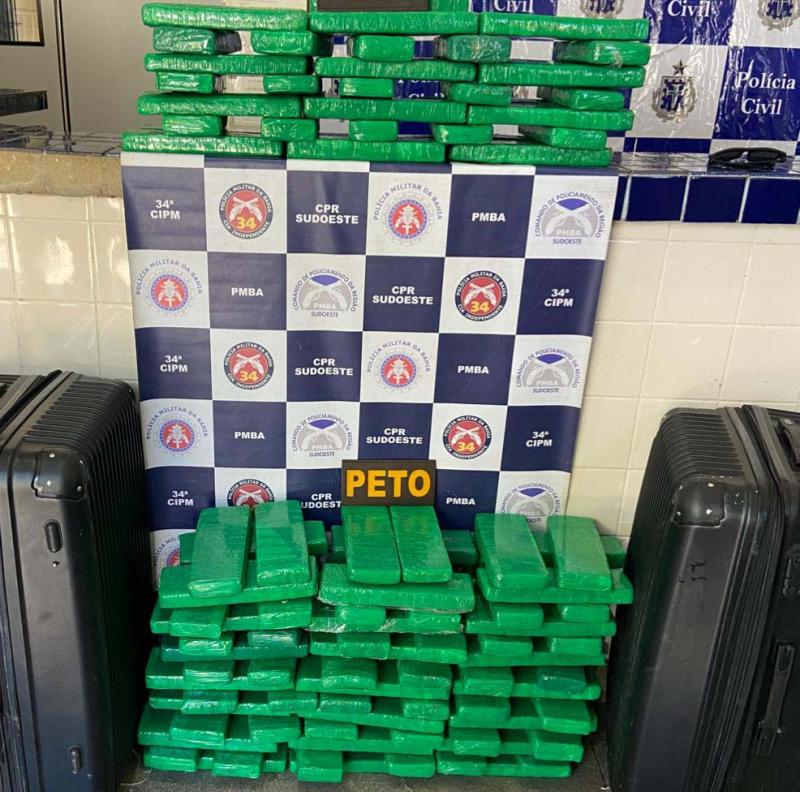 Três malas cheias de maconha é apreendida durante desembarque de casal em Brumado