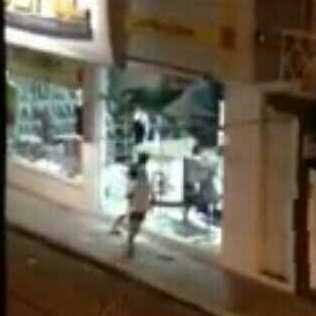 Donos de comércios ficaram de em frente aos seus estabelecimentos para evitar arrombamentos