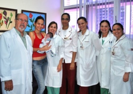 Salvador: Bebê que teve o braço comprimido por garrote recebe alta e volta para casa