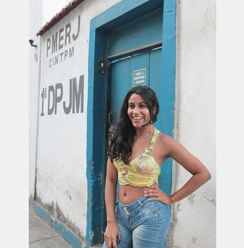 Maria UPP depõe sobre sexo com PMs e desfila para fotógrafo