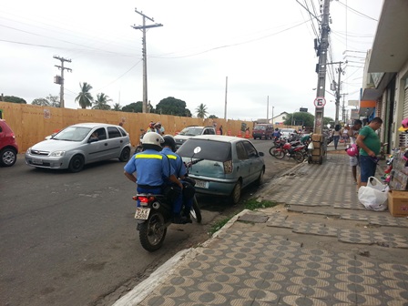 Com poucas opções para estacionamento condutores cometem infrações