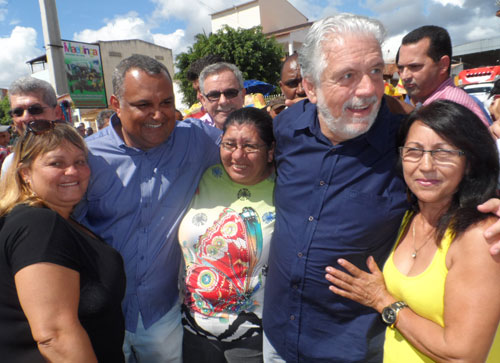 População recepciona Governador do Estado e sua comitiva política