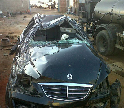 Carro capota após motorista tentar desviar de um animal na pista