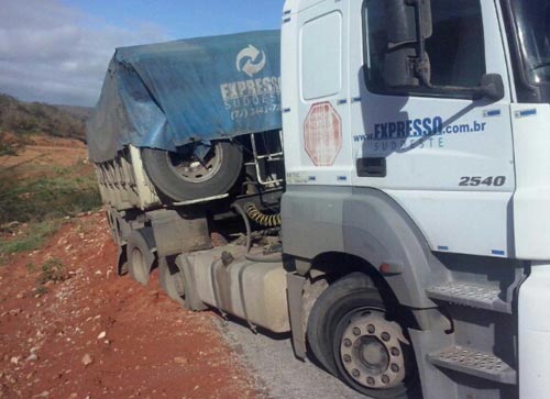 Carreta com placa de Brumado fica pendurada após desgovernar na Br - 623