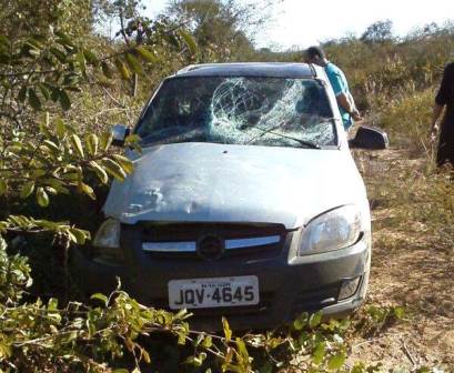 Carro capota na BR-030 e um dos ocupantes foi arremessado para fora do veículo