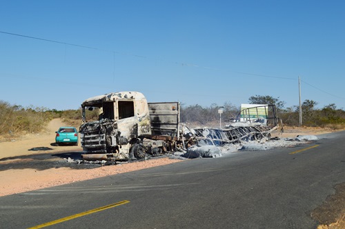 Carreta carregada com fardos de algodão pega fogo na rodovia BR-430