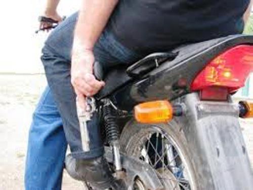 Bandido armado assalta lotérica e foge em uma moto