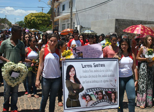 Corpo de jovem baleada é enterrado sob forte comoção de familiares