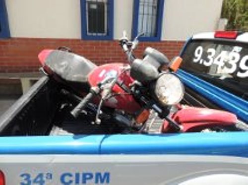 Policia recupera moto roubada e prende bandidos