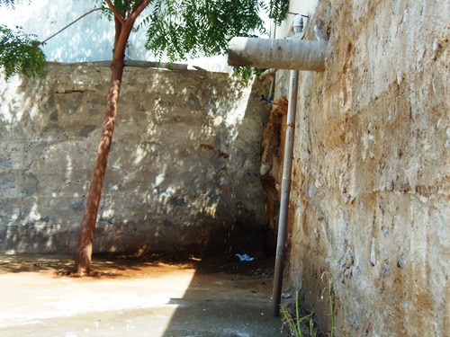 Bica que despeja dejetos do Lacen no PS do Hospital ainda não foi retirada