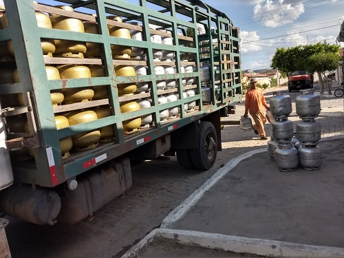 Duas pessoas são presas por venda ilegal de gás de cozinha em Itatim