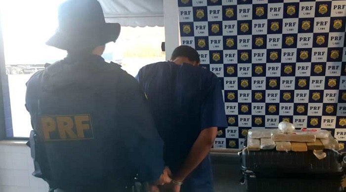 Em Jequié passageiro de ônibus é preso pela PRF transportando maconha para o Ceará 