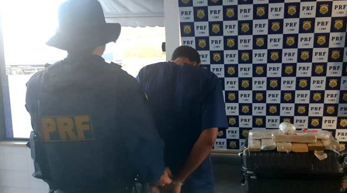 Em Jequié passageiro de ônibus é preso pela PRF transportando maconha para o Ceará