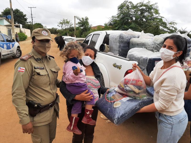 Patrulha Solidária: Cento e cinquenta famílias recebem alimentos e cobertores entregues pela PM