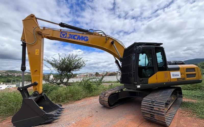 Brumado recebe escavadeira hidráulica da Codevasf para reforçar infraestrutura urbana e rural