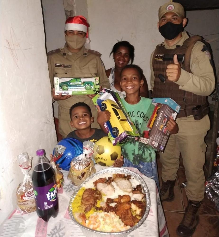 Vitória da Conquista: PMs surpreendem garoto que pediu ceia em carta de Natal