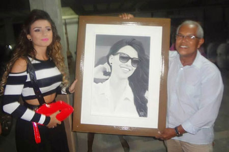 Artisita plástico ipiauense entrega quadro à cantora Paula Fernandes