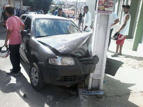 Mulher tenta impedir que cachorro pulasse do carro e acabou sofrendo um acidente
