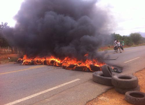  Depois de acidente com vítima fatal moradores bloqueiam a BA-148 para que quebra - molas sejam instalados