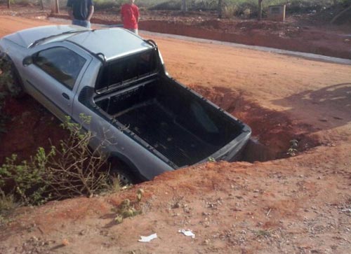 Carro é 'engolido' por buraco e motorista leva um tremendo susto