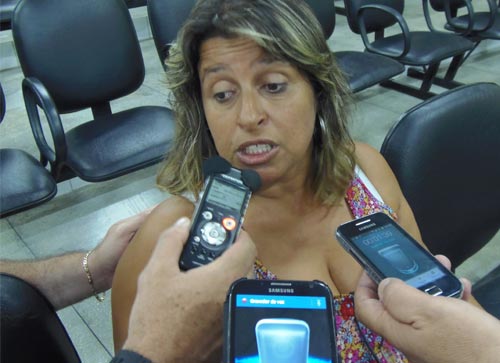 'Nenhum beneficio o prefeito tem feito na Vila, mas presídio quer jogar pra cima de nós' diz Rosa Riqueza
