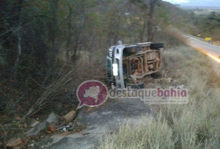 Carro funerário capota na Serra das Almas, mas motorista sai ileso
