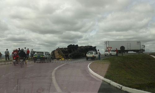 Carreta carregada de cerveja tomba no Anel Rodoviário e carga é saqueada 