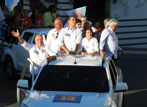 Quarta-feira foi marcada por carreata, blecaute e operadora sem sinal