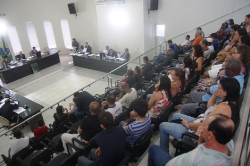 PLENÁRIO DA CÂMARA LOTADO DURANTE SESSÃO PARA VOTAÇÃO DE CONTAS DE 2011 DO EX-PREFEITO CARLÃO