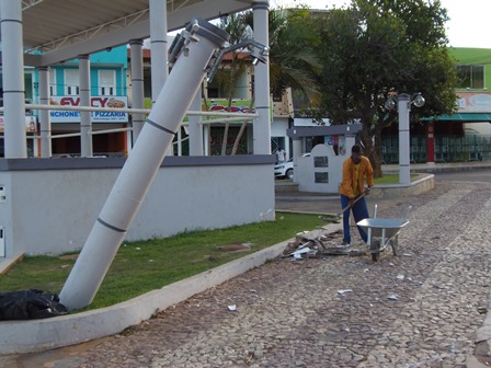 Prefeitura realiza limpeza da praça após forte vento que causou grande estrago
