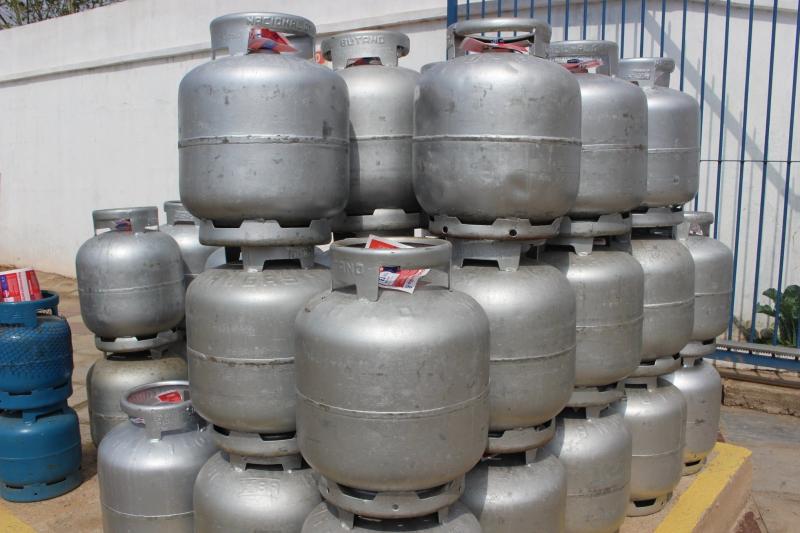  Preço cobrado pelo gás de cozinha sobe R$ 5 na Bahia; botijão chega a R$ 140