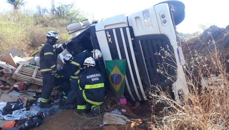 Homem morre após carreta carregada com manga e uva tombar na BR-030 em Guanambi