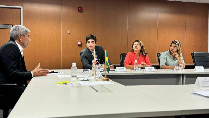 Prefeita Braulina Lima impulsiona desenvolvimento em Aracatu durante reunião com Jerônimo Rodrigues