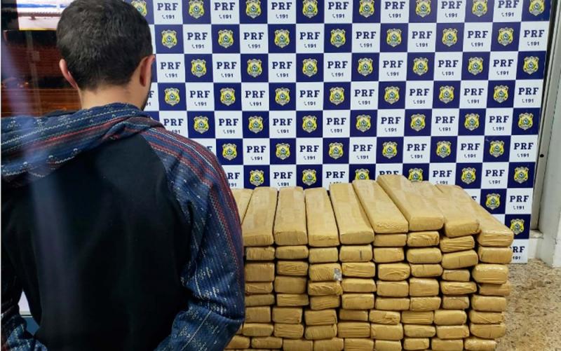 Homem é preso com 100 kg de maconha dentro de ônibus de turismo em Vitória da Conquista