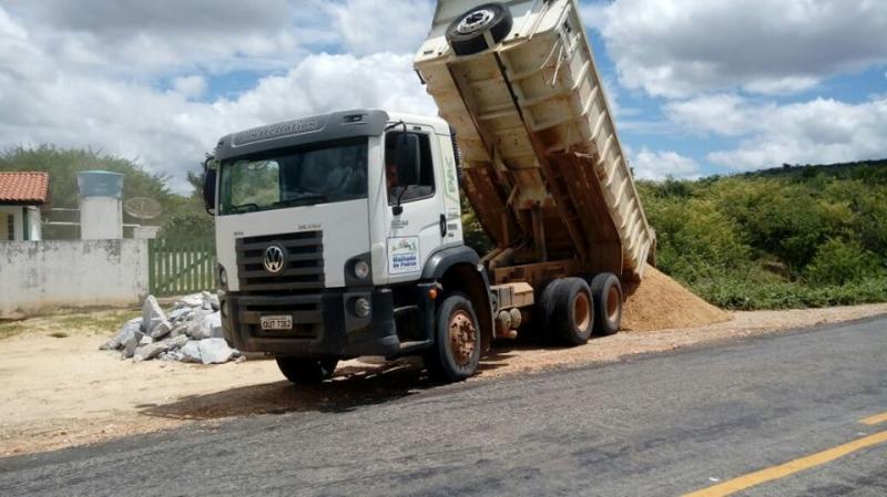 Prefeita de Malhada de Pedras firma acordo com o Estado e realiza reparo na BA - 148