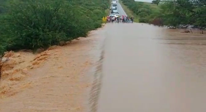 Fortes Chuvas faz rio transbordar e interditar parte da BR - 030, entre Brumado e Sussuarana