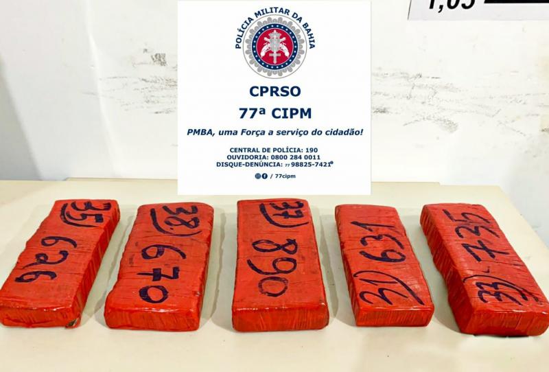 Cinco tabletes de maconha são achados em caixa de papelão