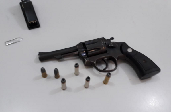 Polícia detém dupla acusada de tentativa de homicídio na zona rural de Brumado; arma foi apreendida