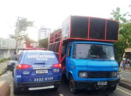 Manaus: Caminhão de som sem freio mata três fiéis em procissão da Via-Sacra